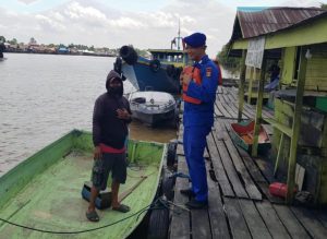 Polairud Polres Kukar Melakukan Sambang Rutin ke Warga Pesisir di Kutai Lama