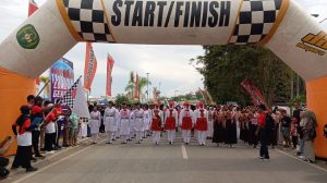 Sekretaris Dispora Kukar Lepas Peserta Gerak Jalan di Tenggarong