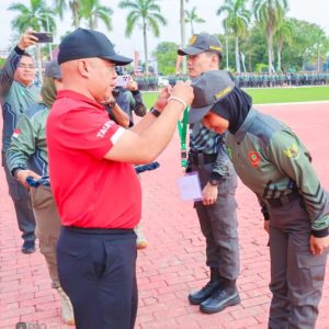 Penyematan Tanda Peserta Jambore Satlinmas Kukar