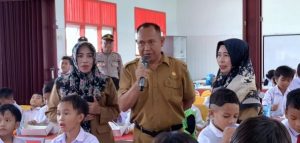 Dukung Generasi Sehat, Polsek Kenohan Bagikan Makanan Bergizi di Sekolah