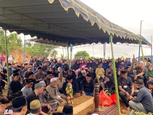 Prosesi pemakaman Almarhum Junaidi (foto: Dila) Prosesi pemakaman Almarhum Junaidi (foto: Dila)