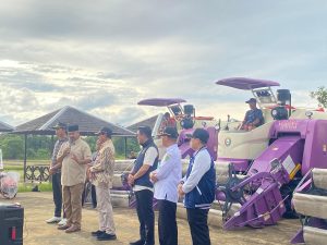 Penyerahan bantuan alsintan (foto: DIlla)