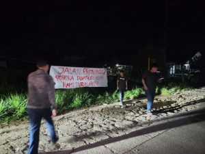 Protes Permata di salah satu ruas jalan rusak di Desa Tanjung Limau, Muara Badak (Sumber: Facebook)