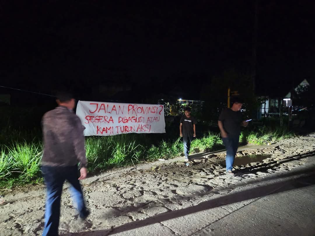 Protes Permata di salah satu ruas jalan rusak di Desa Tanjung Limau, Muara Badak (Sumber: Facebook)