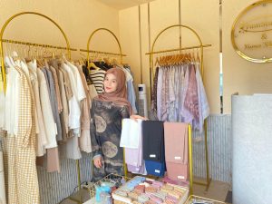 Yuma di store hijab miliknya (Foto: Dilla)