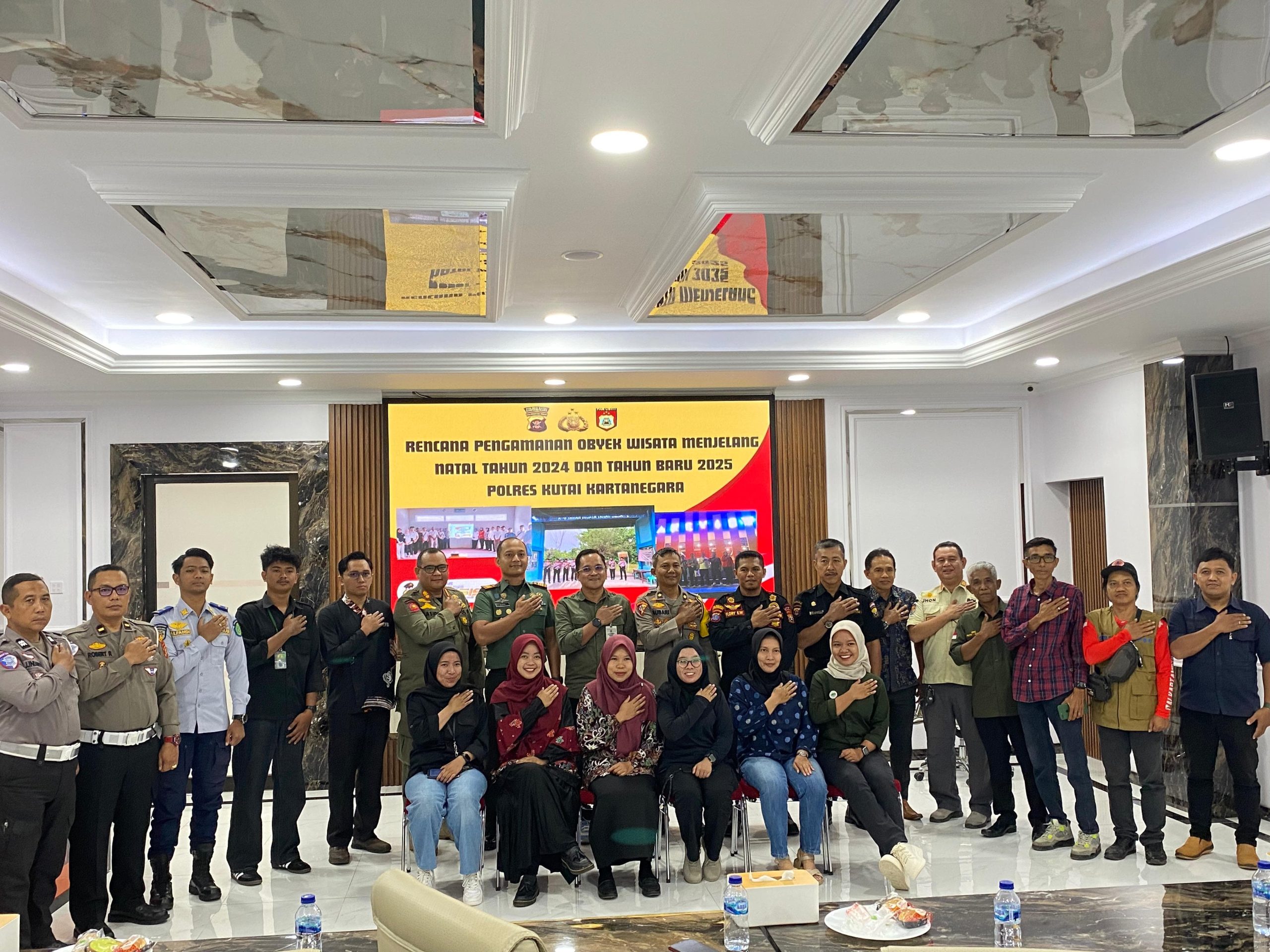 Foto bersama usai rapat koordinasi lintas sektoral di ruang Tribrata Polres Kukar, Rabu, 12 Desember 2024. (Foto: Dilla)
