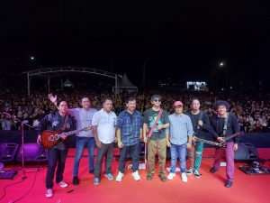 Dmasiv berfoto di panggung Kumala Project