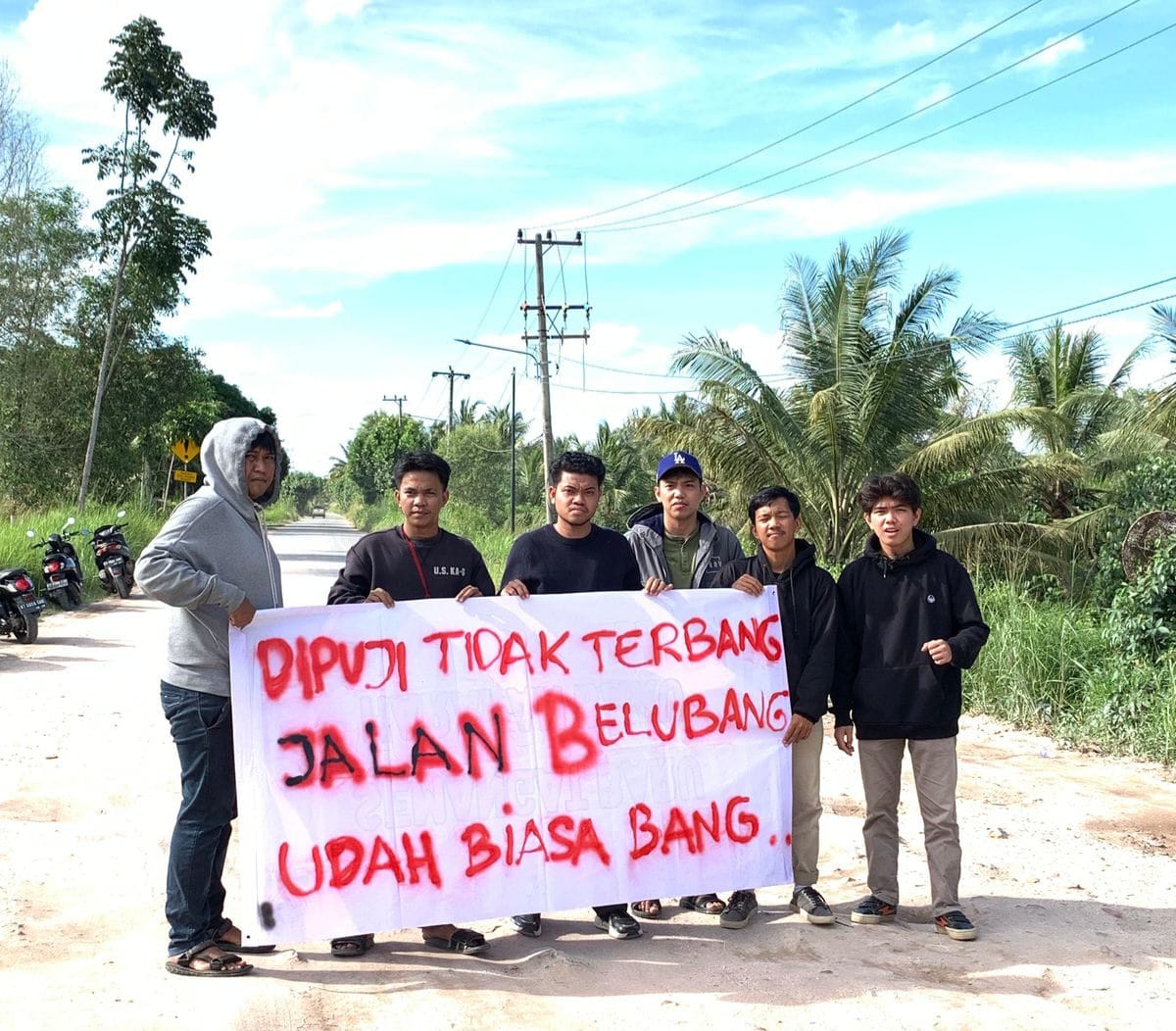 Protes AMARAH karena jalan yang tak kunjung baik