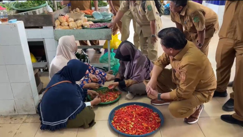 Sekretaris Daerah (Sekda), Sunggono mengunjungi pasar mangkurawang (Dilla)