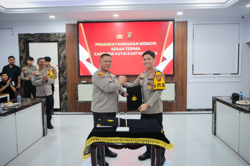 Penyambutan Kapolres Kukar Baru, AKBP Dody Surya Putra beserta Ibu (Humas For Mediaetam)