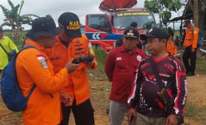 Tima gabungan basarnas melakukan pencarian via udara menggunakan drone (Basarnas for Mediaetam)