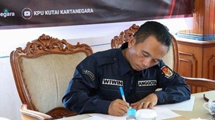 Komisioner KPU Kukar Divisi Hukum, Wiwin.