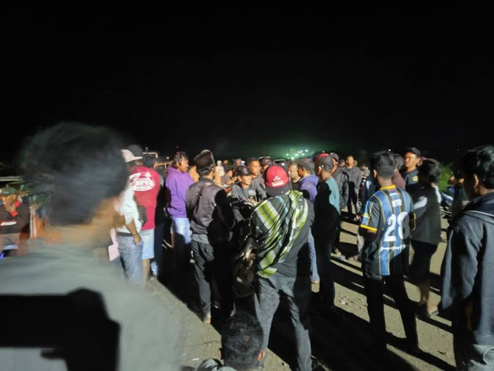 Para nelayan kerang dara muara badak bermalam di gate 1 PT.PHSS (Facebook)