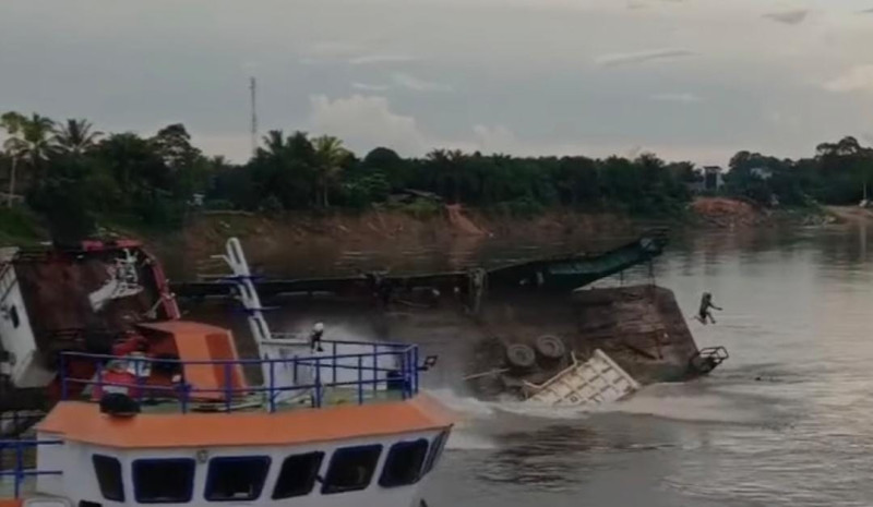 Terbaliknya feri penyeberangan mobil/truck di Sungai Belayan Desa Gunung Sari Kecamatan Tabang (Facebook)