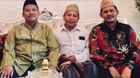Ketua PCNU Kukar KH. Muhammad Askin/(baju Hijau) bersama Sekretaris Panitia(baju putih) dan bendaharan panitia (baju merah). Doc.PCNU Kukar.