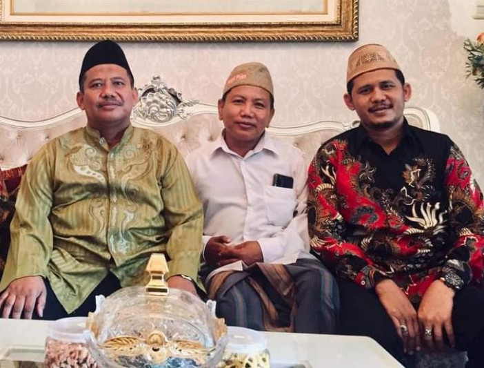 Ketua PCNU Kukar KH. Muhammad Askin/(baju Hijau) bersama Sekretaris Panitia(baju putih) dan bendaharan panitia (baju merah). Doc.PCNU Kukar.