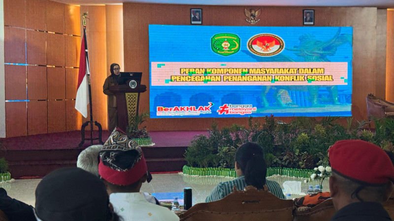 Kepala Badan Kesatuan Bangsa dan Politik, Kukar, Rinda Desianti, turut menjadi salah satu narasumber dalam acara Pembinaan Komunikasi Cegah Konflik Sosial yang digelar di Makodim 0906/KKR. (Dilla)