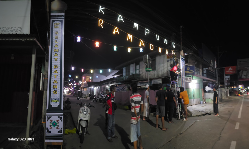 Konsep lampu warna warni yang bernama "KAMPUNG RAMADAN" menerangi Jalan Ruwan RT 2 dan 3 Kelurahan Timbau (Dilla)