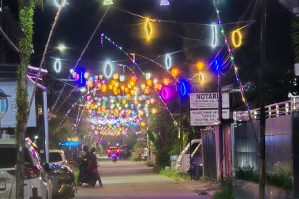 Konsep lampu warna warni yang bernama "KAMPUNG RAMADAN" menerangi Jalan Ruwan RT 2 dan 3 Kelurahan Timbau (Dilla)