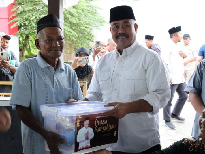 Bupati Bagikan Paket Sembako di Masjid Nurul Iman Perjiwa