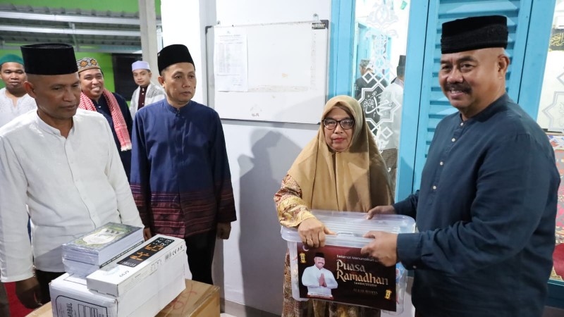 Bupati Tenggarong Salurkan Bantuan Saat Safari Subuh di Musholla Al Mubarok