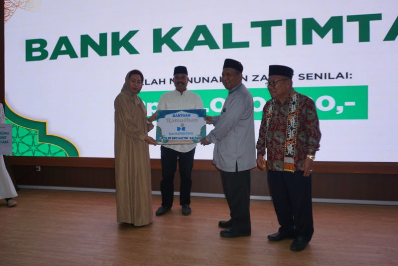 Bupati dan Sekda Kukar Salurkan Zakat di BAZNAS