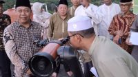 Kepala Kemenag Kukar, Nasrun bersama para jajarannya meneropong di atas Gedung PC NU Kukar (DILLA)