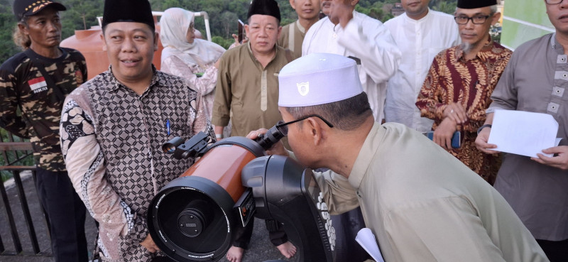 Kepala Kemenag Kukar, Nasrun bersama para jajarannya meneropong di atas Gedung PC NU Kukar (DILLA)