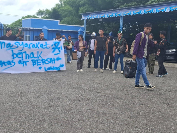 Aksi Demonstrasi Mahasiswa Unikarta di halaman kantor PDAM Tirta Mahakam, 24/2/25 (Doc. Whatssapp Group)