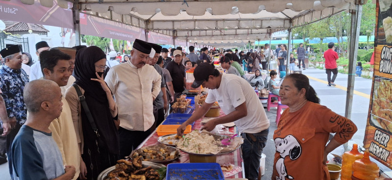 Bupati Kukar, Edi Damansyah beserta jajarannya mengunjungi pasar ramadan di kawasan masjid agung dan depan kedaton kutai kartanegara (DILLA)