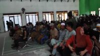 Teks Foto : Bantuan Tali Asih Kepada para nelayan kerang dara muara badak sebanyak 299 nelayan yang hadir di gedung BPU (Facebook)