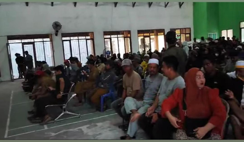 Teks Foto : Bantuan Tali Asih Kepada para nelayan kerang dara muara badak sebanyak 299 nelayan yang hadir di gedung BPU (Facebook)