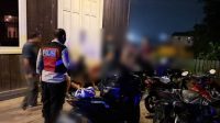 Personil Polsek Loa Janan Membubarkan Kumpulan anak-anak Remaja yang diduga akan melakukan Balapan Liar Menjelang sahur di Desa Loa Duri (Doc. Facebook Polsek Loa Janan)