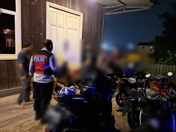 Personil Polsek Loa Janan Membubarkan Kumpulan anak-anak Remaja yang diduga akan melakukan Balapan Liar Menjelang sahur di Desa Loa Duri (Doc. Facebook Polsek Loa Janan)