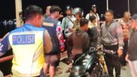 Pihak disdamkar Matan Kukar dan Kepolisian serta masyarakat sekitar turut membantu kejadian upaya bunuh diri di pinggir jembatan kertanegara (Doc. Ardi Damkar Kukar)