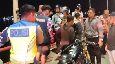 Pihak disdamkar Matan Kukar dan Kepolisian serta masyarakat sekitar turut membantu kejadian upaya bunuh diri di pinggir jembatan kertanegara (Doc. Ardi Damkar Kukar)