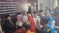 Ketua DPC PDI Perjuangan Edi Damansyah menyerahkan berkas pendaftaran pasanga 01 ke Ketua KPU Kukar Rudi Gunawan (DILLA)