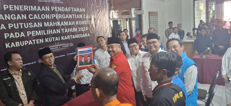Ketua DPC PDI Perjuangan Edi Damansyah menyerahkan berkas pendaftaran pasanga 01 ke Ketua KPU Kukar Rudi Gunawan (DILLA)