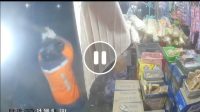 Pelaku JD menggunakan baju berwarna oren dan helm menggunakan balok kayu sebagai senjata merampok di warung sembako (Doc. Facebook Tangkapan Layar)