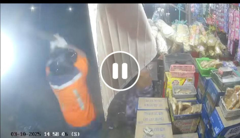 Pelaku JD menggunakan baju berwarna oren dan helm menggunakan balok kayu sebagai senjata merampok di warung sembako (Doc. Facebook Tangkapan Layar)