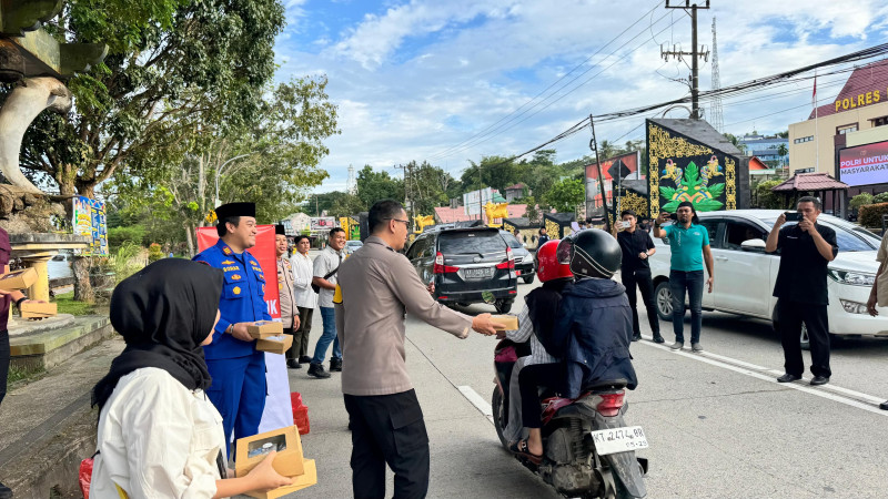 Bagi - bagi takjil di depan mako polres Kukar bersama pihak media (DILLA)