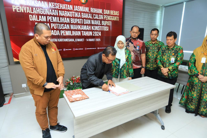 penyerahan hasil pemeriksaan kesehatan calon bupati Aulia Rahman Basri di RSUD AM Parikesit