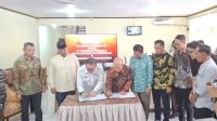 Bupati Edi Daamansyah dan Sekda Kukar Sunggono hadiri penandatanganan kerja sama antara PT Tunggang Perangan Perseroda dan PT Krakatau Bandar Samudera (Krakatau Steel Group) di Kantor PT Tunggang Parangan Tenggarong (DILLA)