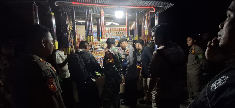 Satpol PP bersama dengan Babinkabtimas, Babinsa dan Forum RT Kelurahan Melayu melakukan sidak di enam titik penjualan petasan (DILLA)