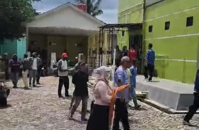 Pendemo berkumpul di depan Kantor Camat Muara Badak (Tangkapan Layar)