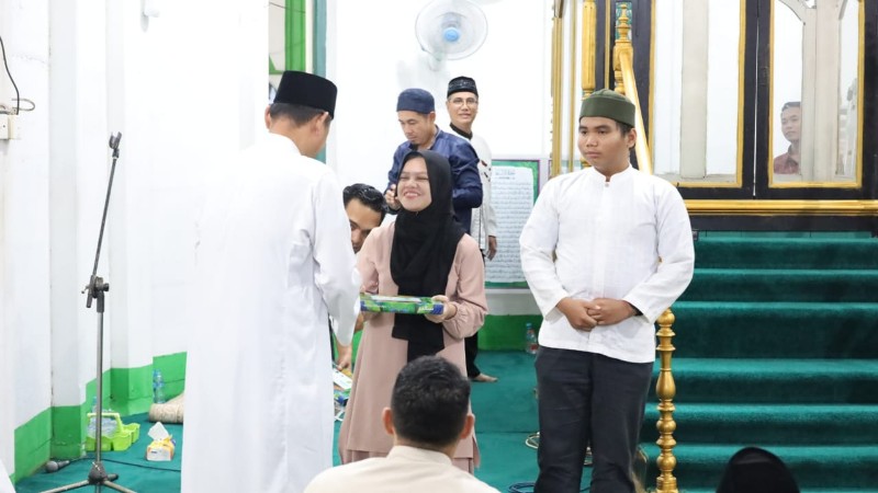 Wagub Kaltim Sosialisasikan Pendidikan Gratis Lewat Salat Subuh dengan Siswa SMA, SMK, dan MA