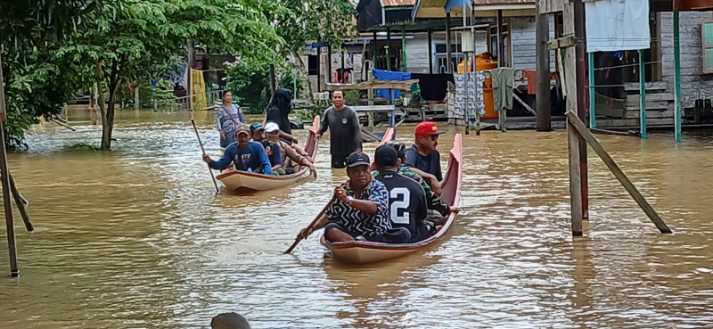 Banjir Rendam Ratusan Rumah di Loa Kulu, Bupati Kukar Pantau Langsung dan Beri Bantuan