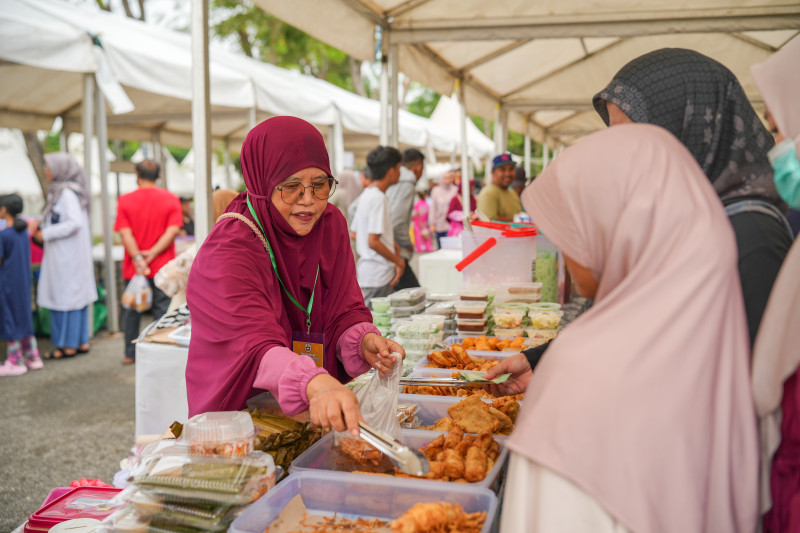 Pembeli di Bazaar Ramadan (Foto: Humas PKT) Pembeli di Bazaar Ramadan (Foto: Humas PKT)