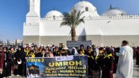 Travel Al-Husna Tenggarong beserta rombongan menunaikan umroh (Doc. Facebook Al-Husna Tenggarong)