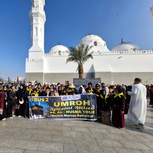 Travel Al-Husna Tenggarong beserta rombongan menunaikan umroh (Doc. Facebook Al-Husna Tenggarong)